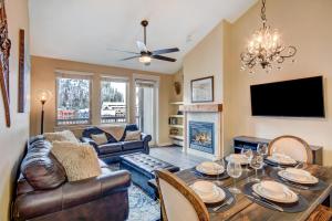 Coin salon dans l'établissement Ski In Out Luxury Condo #4657 With Huge Hot Tub & Great Views - 500 Dollars Of FREE Activities & Equipment Rentals Daily