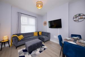 - un salon avec un canapé et une table dans l'établissement Air Host and Stay - Arkles House sleeps 7, à Liverpool