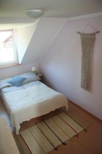 a bedroom with a bed in a attic at Domek w Poddąbiu blisko plaży i lasu in Poddąbie