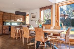 una cucina e una sala da pranzo con tavolo e sedie in legno di Nice And Spacious Apt In Chamonix Mont Blanc a Chamonix-Mont-Blanc
