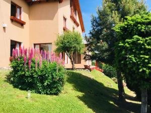 Um jardim em Hotel Koi Mahik