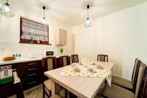 Restauracja lub miejsce do jedzenia w obiekcie Komfortowe domki na wynajem - Holiday Tatry