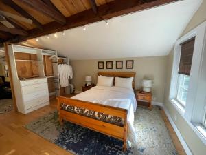 - une chambre avec un grand lit et 2 fenêtres dans l'établissement Yosemite Basecamp, à Groveland
