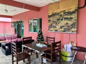 Gallery image of HUAQIAO HOME 侨之家免费供早餐free breakfast served in Semporna