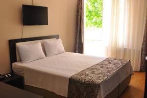 Posteľ alebo postele v izbe v ubytovaní Emsa Otel Maltepedeki Eviniz