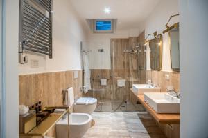 a bathroom with two sinks and a shower and a toilet at The Talent Hotel in Rome