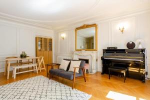 a living room with a piano and a table at Bel appartement dans le 9ème in Paris