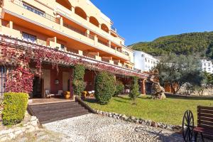 ein Gebäude mit Efeu an der Seite in der Unterkunft Casa Flores con Piscina interior climatizada in Alcaucín