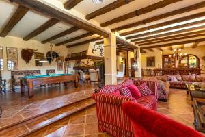 ein Wohnzimmer mit Sofas und einem Billardtisch in der Unterkunft Casa Flores con Piscina interior climatizada in Alcaucín