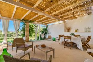 an outdoor dining area with a table and chairs at DIMORA FEO in Gallipoli