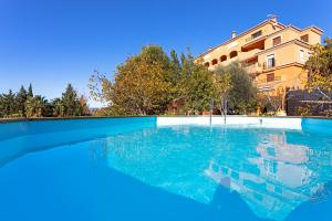 ein großes Schwimmbad vor einem Gebäude in der Unterkunft Casa Flores con Piscina interior climatizada in Alcaucín