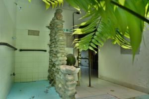 a bathroom with a stone pillar in a room at Cabinas carol in Pavones