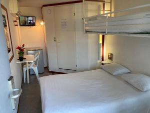 Llit o llits en una habitació de Nouvelle Classe Hotel