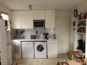 a kitchen with a washing machine and a washer at Les Jardins du Casino T2 bis- 4 personnes-Tarif cures 700 euros in Luchon