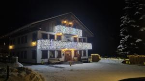 Un edificio con le luci di Natale sopra la notte di Amadehaus a Pruggern