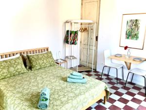 1 dormitorio con 1 cama, mesa y sillas en Il giardino delle zagare - miniappartamento tra Etna e mare, en Riposto