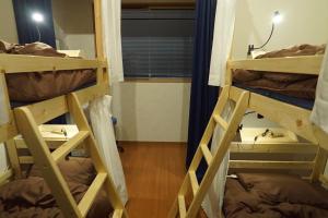 高松市にあるGuest House Ihatov - Vacation STAY 00941vの窓付きの客室で、二段ベッド2台が備わります。