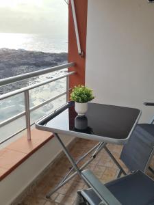 einen Tisch auf einem Balkon mit einer Pflanze darauf in der Unterkunft Apartamento La Barranquera in La Laguna