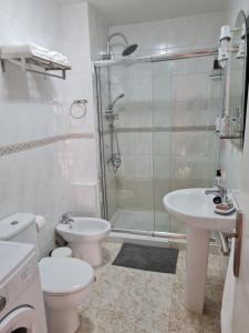 Un baño con inodoro, lavabo y ducha. en Apartamento La Barranquera, en La Laguna 8 fotos más