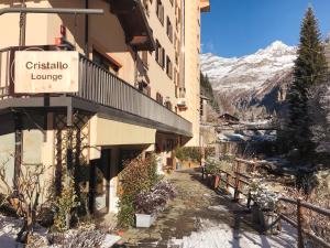 una señal en el lateral de un edificio en Hotel Cristallo, en Alagna Valsesia