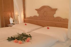 Postel nebo postele na pokoji v ubytování Hotel König Laurin