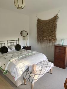 ポータダウンにあるLittle Woodbankのベッドルーム1室(ベッド1台、毛布付きドレッサー付)