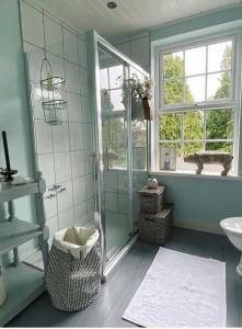 ポータダウンにあるLittle Woodbankのシャワーと洗面台付きのバスルーム +39枚の写真