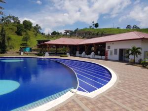 The swimming pool at or close to Hotel Takuara