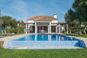 una piscina nel cortile di una casa di Villa Lavanda a Benalup-Casas Viejas