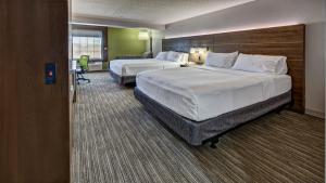 Holiday Inn Express & Suites Crossville, an IHG Hotel tesisinde bir odada yatak veya yataklar