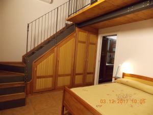 フィレンツェにあるIl gatto con gli stivali suite - locazione turisticaの階段付きのベッドルーム1室、ベッド1台が備わるベッドルーム1室が備わります。