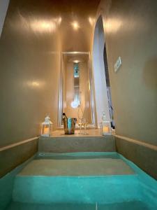 La salle de bains est pourvue d'un lavabo et d'un miroir. dans l'établissement Il Palazzo dei Venti, à Neviano