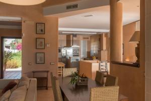 Una sala de estar y una cocina con mesa y sillas. en Luxury Villa Malva, en Benalup-Casas Viejas