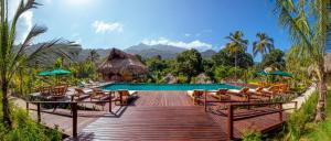 um resort com uma piscina e um monte de cadeiras em Senda Watapuy em El Zaino