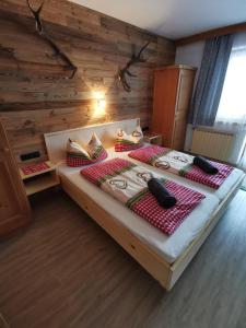 ZellbergにあるFerienwohnung Bruggerの木製の壁の客室の大型ベッド1台