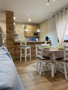 a kitchen and dining room with a table and chairs at Apartamento Rural El Retablo in Cetina