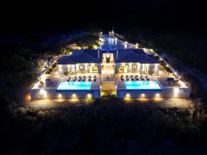 Bazén v ubytování Manazil Mani - Luxury Villas nebo v jeho okolí