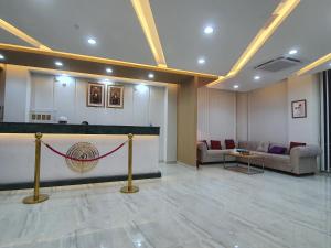 a lobby with a reception desk with a red rope at فندق المستقبل للشقق الفندقية ALMUSTAQBAL HOTEL Apartments in Ibrā