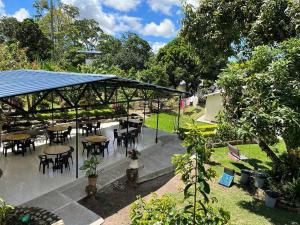 um pátio exterior com mesas e cadeiras num parque em Alojamiento Rural Casa de Campo Erika Sofia em Rivera