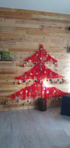 uma estrela de Natal vermelha pendurada numa parede de madeira em Casavacanze Tuttapposto em Palermo