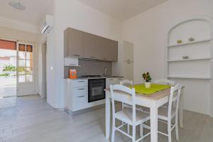 Kuchyň nebo kuchyňský kout v ubytování VILLA ISCHIA