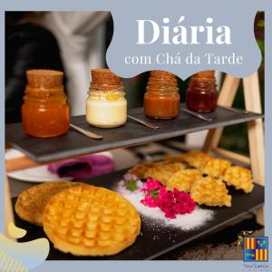 un plato con gofres, miel y galletas de gofres en Pousada Don Ramon & Spa Holgar D'Alma - Charm Collection, en Canela