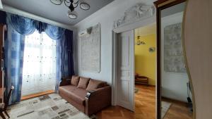 リヴィウにあるApartments city Lvivのリビングルーム(ソファ、窓付)