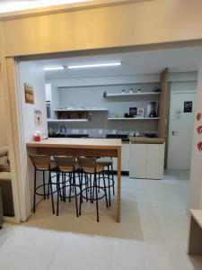 A kitchen or kitchenette at Apartamento Pé na Areia