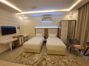 เตียงในห้องที่ فندق المستقبل للشقق الفندقية ALMUSTAQBAL HOTEL Apartments