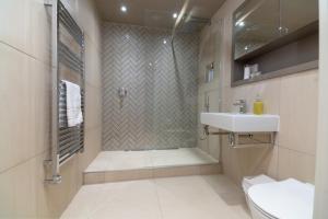 een badkamer met een douche, een wastafel en een toilet bij Entire 2 Bed - Free Parking - No. 15 - The Cosy Collection Ltd in York