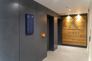 einen Flur mit Schild an der Wand und ein Schild an der Wand in der Unterkunft Entire 2 Bed - Free Parking - No. 15 - The Cosy Collection Ltd in York