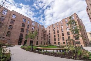 zwei große Backsteingebäude mit einem Park davor in der Unterkunft Entire 2 Bed - Free Parking - No. 15 - The Cosy Collection Ltd in York