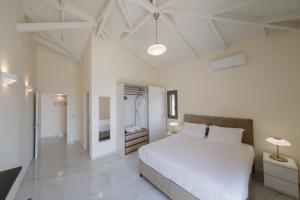 Postel nebo postele na pokoji v ubytování Manazil Mani - Luxury Villas