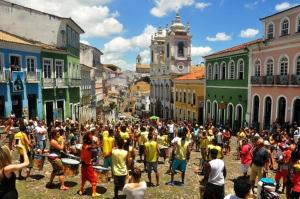 une grande foule de personnes debout dans une rue dans l'établissement Quarto perto Pelourinho, à Salvador